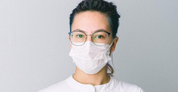 Woman wearing a face mask